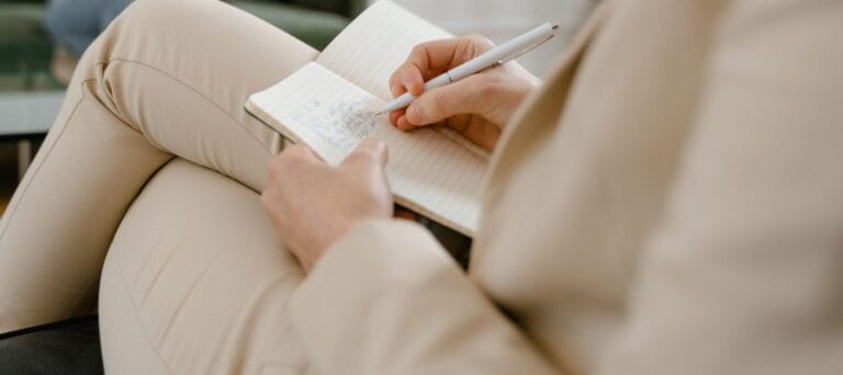 se demander si on a besoin d’une psychothérapie questionnement sur la santé mentale et la thérapie personne en réflexion sur une consultation psychologique Psychologue psychothérapeute paris Anaïs Farhat adulte visio téléconsultation en ligne