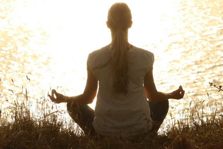 Psychologue psychothérapeute paris Anaïs Farhat adulte visio téléconsultation en ligne, méditation, pleine conscience, relaxation, zen, apaisement, calm, stress, exercice méditation