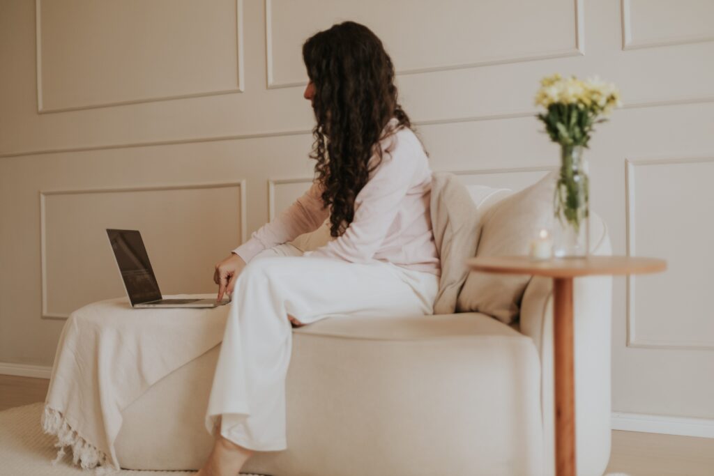 psychologue en visio, expatriation, psychologue francophone, choc culturel, isolement, étudiant à l'étranger, retour en France, santé mentale, psychologue paris 15, psychologue paris, Anaïs Farhat, psychothérapeute, psychothérapie en visio, consultation à distance avec un psychologue