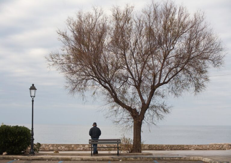 Psychologue Paris 15 : homme seul sur un banc face à la mer en hiverConsulter un psychologue à Paris 15 ou en visio, homme seul face à la mer Psychologue en visio et à Paris : homme pensif sur un banc au bord de la mer