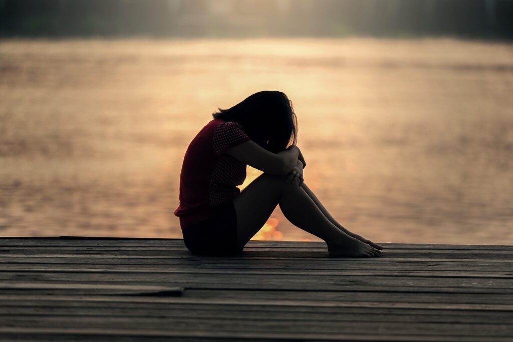 girl, sitting, jetty, docks, boardwalk, sad girl, young woman, female, sad, alone, lonely, nature, solitude, solitary, outdoors, sea, peaceful, silhouette, sunrise, sunset, teenager, water, woman PPsychologue psychothérapeute paris 15 Anaïs Farhat adulte visio téléconsultation en ligne